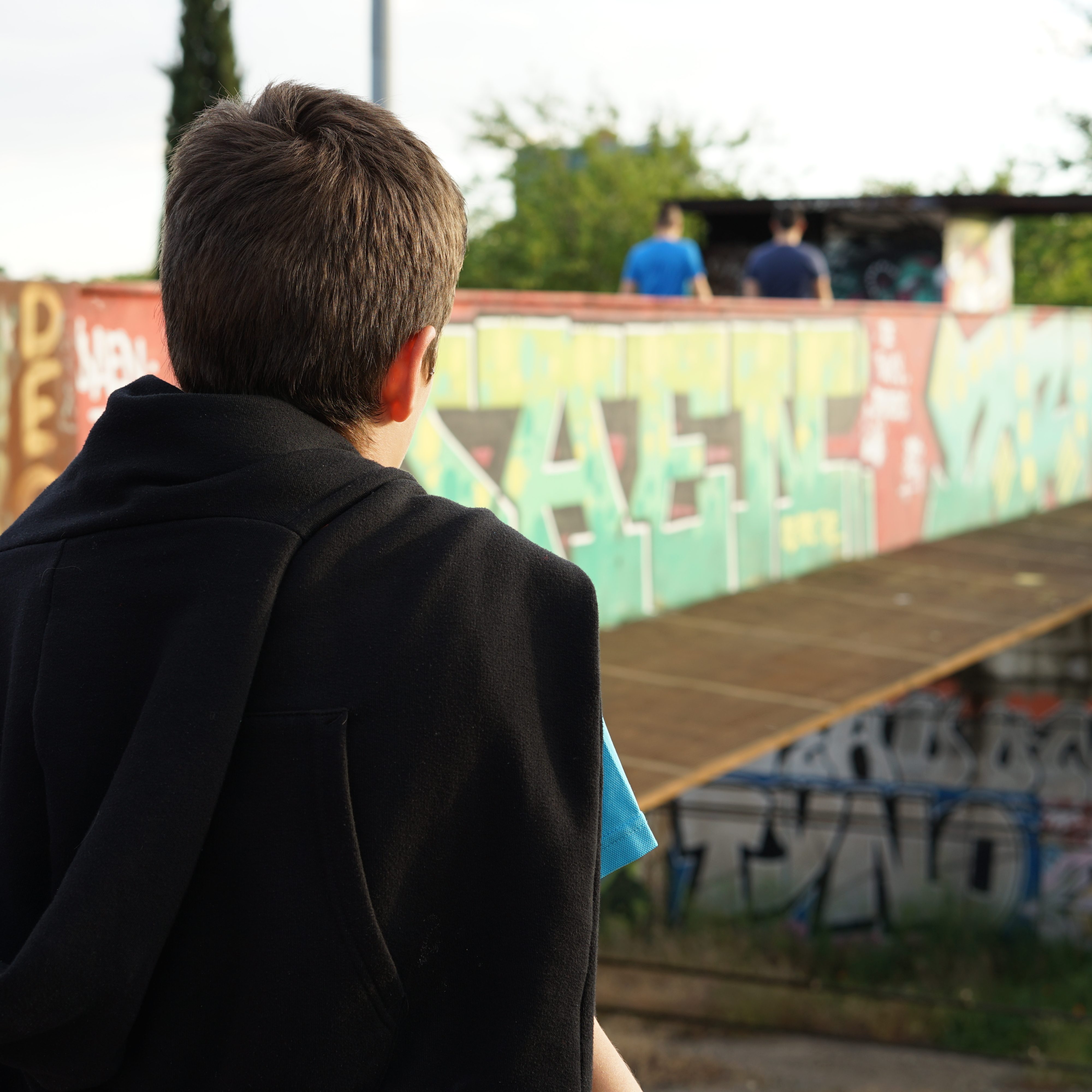 Adolescente mirando las vías Educación Familiae