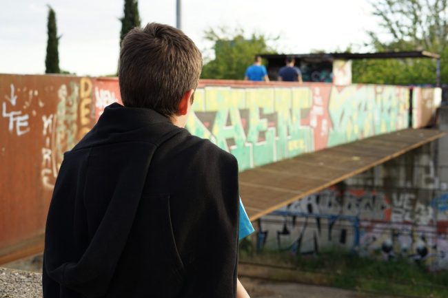 Adolescente mirando las vías, Fotografia de Oscar Quintela | Familiae Psicología y Educación
