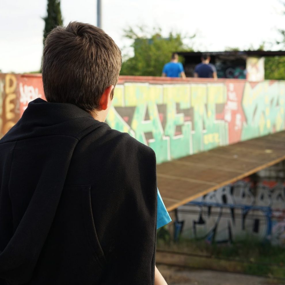 Adolescente mirando las vías, Fotografia de Oscar Quintela | Familiae Psicología y Educación